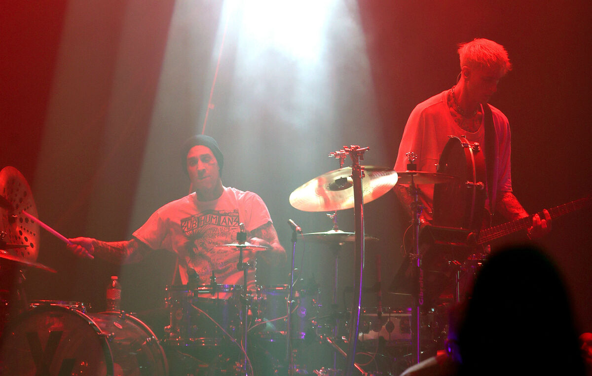 Featuring Travis Barker, Rapper Machine Gun Kelly Bawakan Lagu &quot;What&#039;s My Age Again&quot;